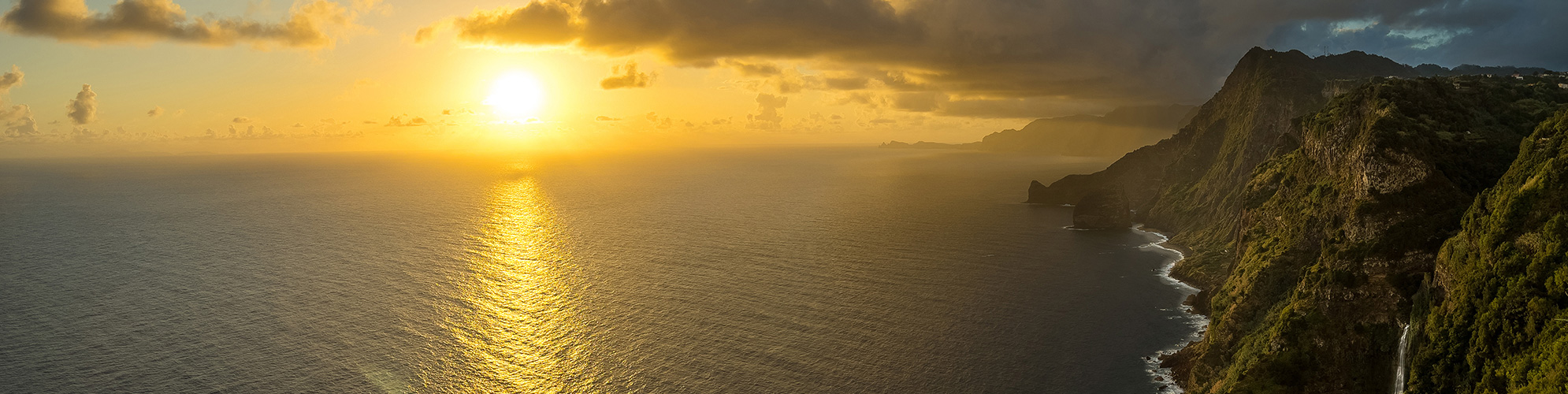 Foto der Steilküste von Madeira bei Sonnenuntergang