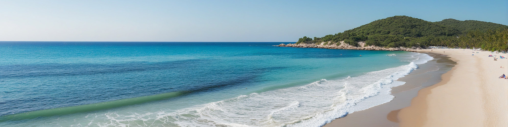 Foto eines Sandstrandes mit blauem Ozean